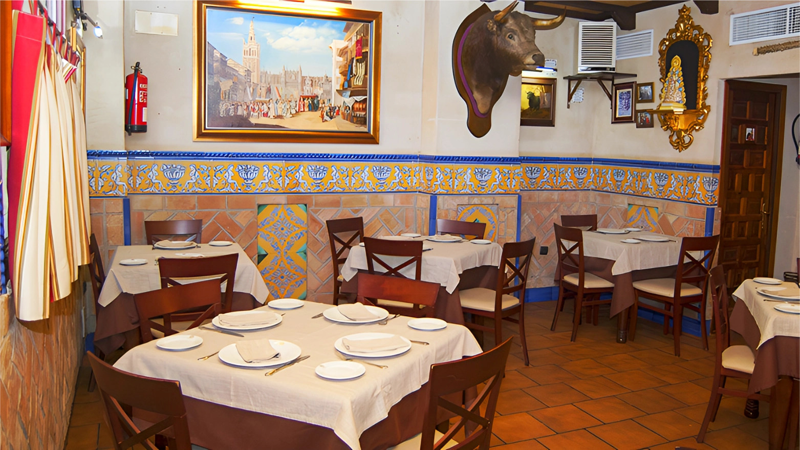 Salón comedor luminoso y acogedor de Bodega Mi Tierra en Calle Tamar 3, Cerro-Amate, Sevilla